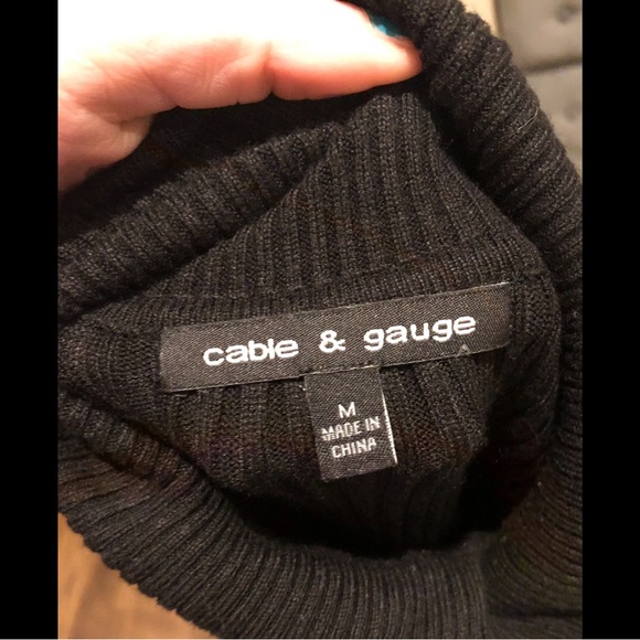 Turtleneck shoulder cut-out sweater - Picture 10 of 10